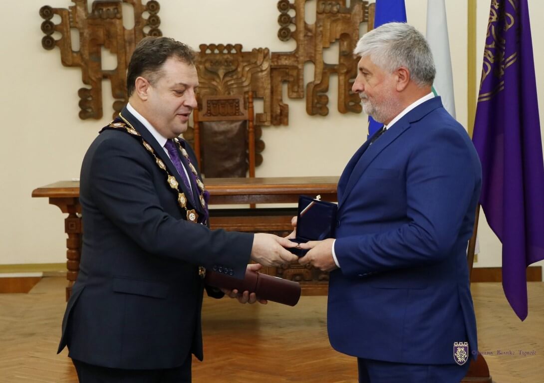 Директорът на РИМ-Велико Търново д-р Иван Църов с наградата „Велико Търново“