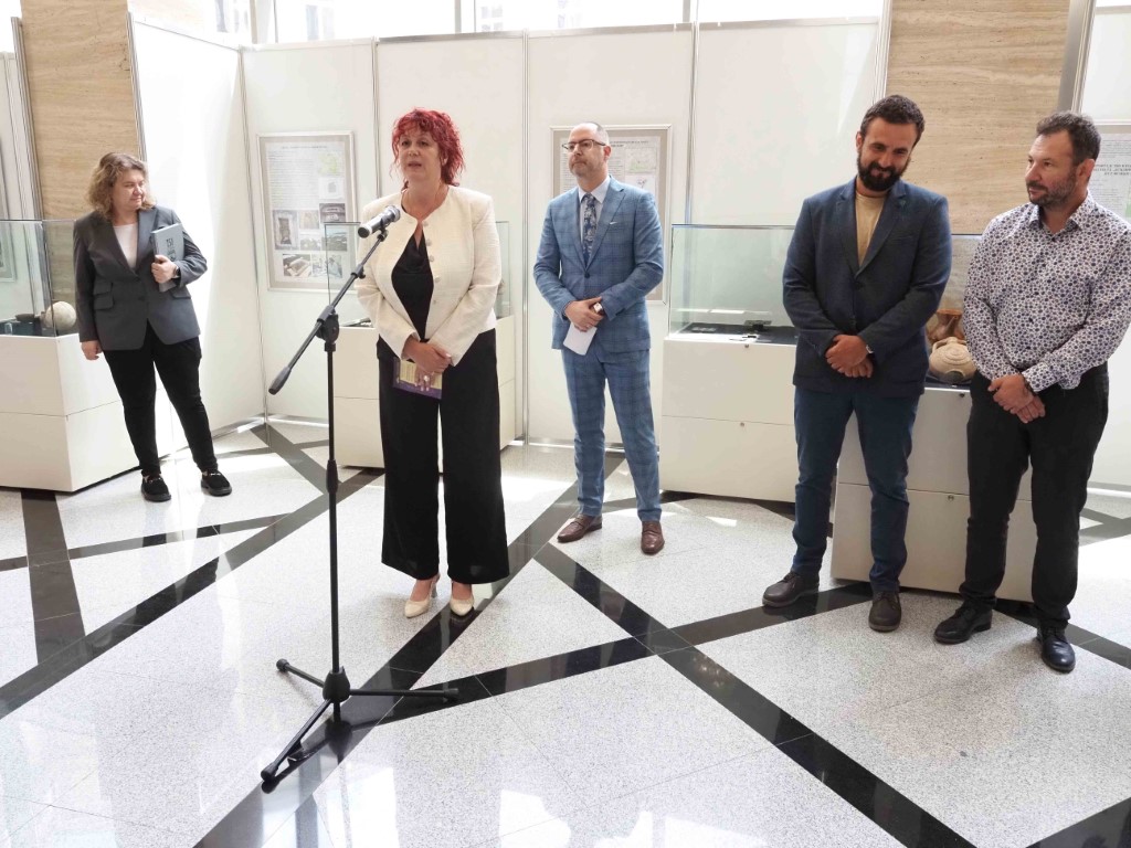 РИМ-Велико Търново откри археологическа изложба в парламента