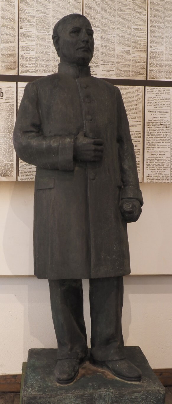 Металната статуя от паметника