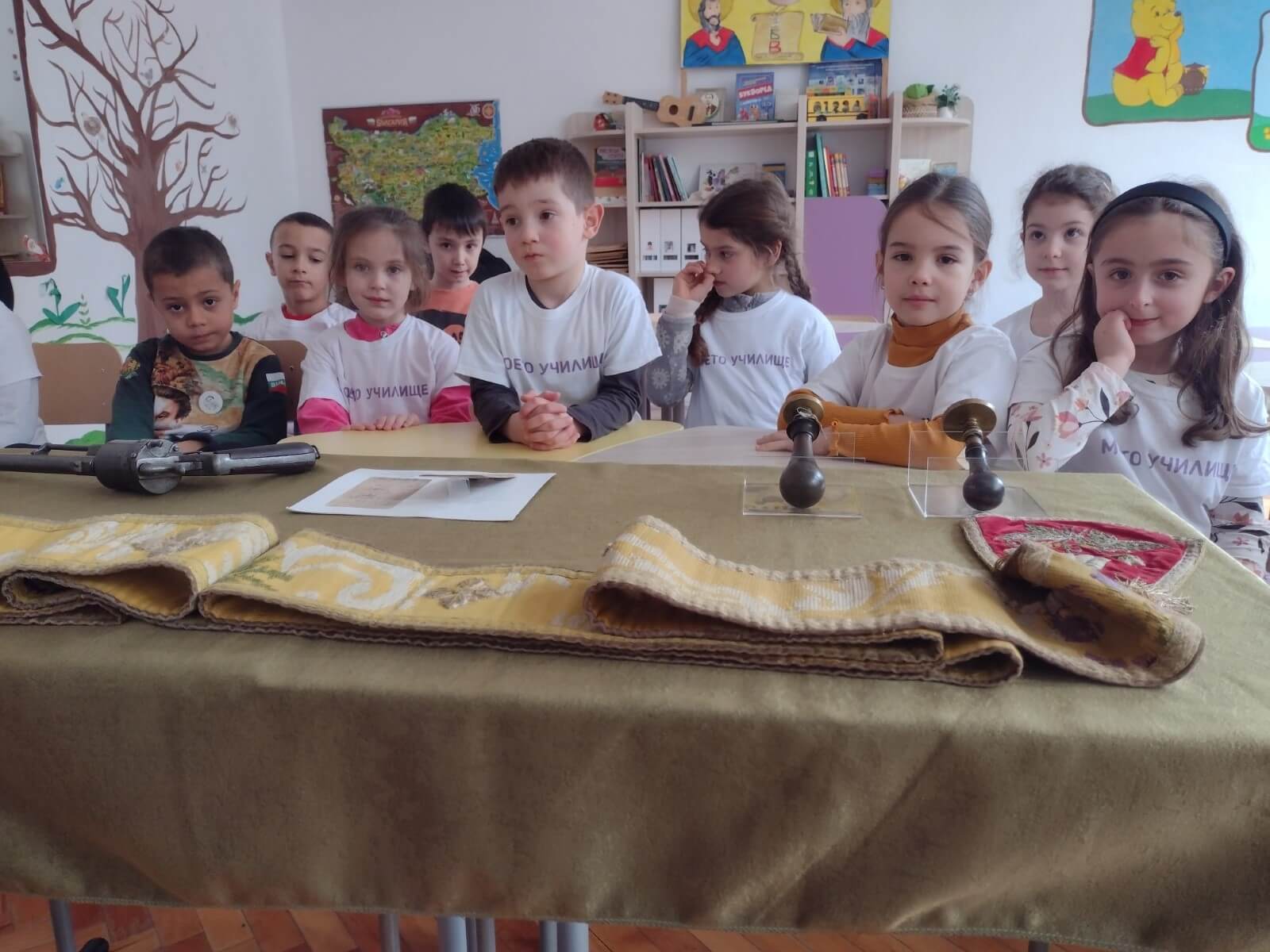 „Музей в куфар“ разказа за Левски на 200 деца от Велико Търново и Килифарево